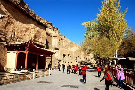 甘粛省敦煌市近郊にあり、ユネスコの世界遺産（文化遺産）に登録されている莫高窟。一年を通して多くの観光客が訪れ、ホテルなどの施設も整っている（中国新聞社）