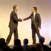 握手を交わすヴイエムウェアのパット・ゲルシンガーＣＥＯ（左）とソフトバンクテレコムの宮内謙代表取締役副社長