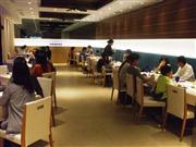 イタリアンレストラン「リストランテアズーリ」の店内。開業でワンランク上の「おもてなし」を目指す＝大分県別府市