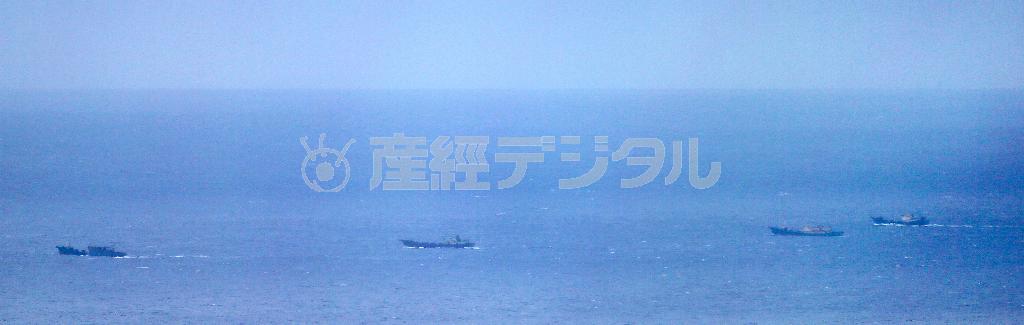 父島の西約１６キロの領海内を航行する中国漁船＝２０１４年１１月８日、東京都小笠原村（父島の高台から、大山文兄撮影）