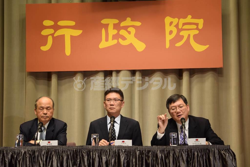 １１月１８日、台北市内で、中韓ＦＴＡ（自由貿易協定）の影響について記者会見する台湾の杜紫軍経済部長＝経産相、右＝ら。「後発」だった韓国に先を越された危機感がにじんだ＝２０１４年、台湾（田中靖人撮影）