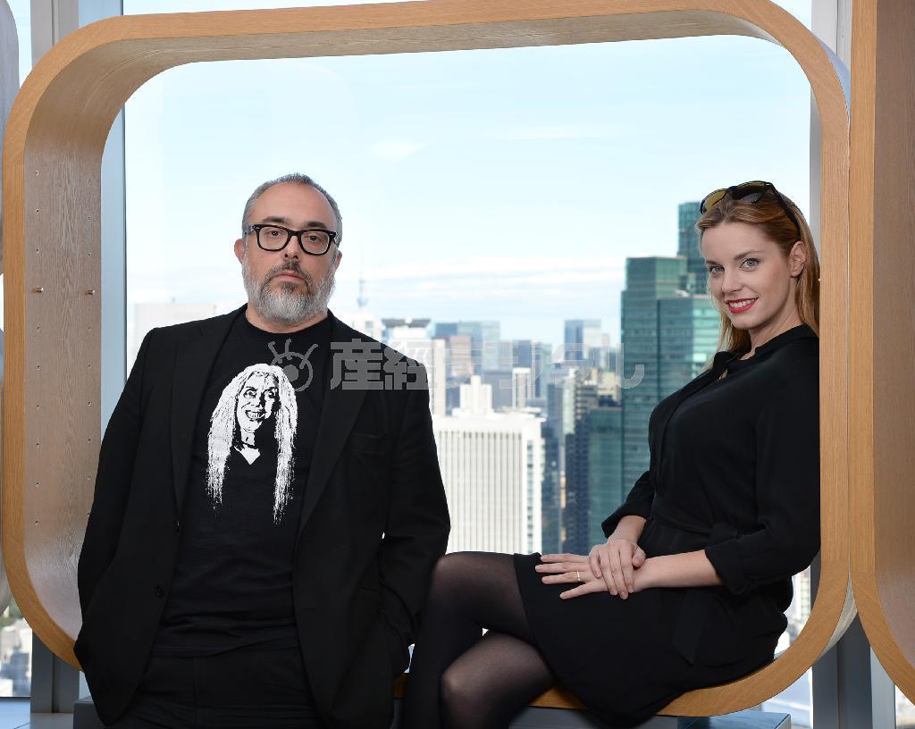 アレックス・デ・ラ・イグレシア監督（左）と妻で女優のカロリーナ・バングさん＝２０１４年１０月１４日、東京都港区（寺河内美奈撮影）