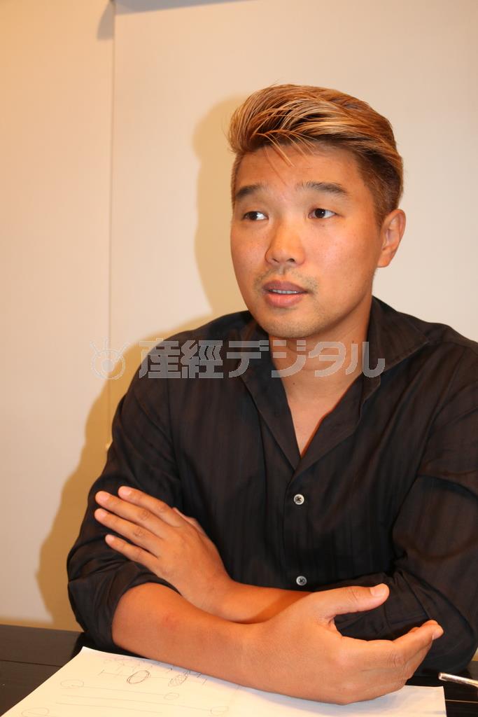 「次は児童擁護施設を舞台にしたミュージカルを作りたい」と語る豪田トモ監督＝２０１４年１０月１５日、東京都渋谷区（高橋天地撮影）