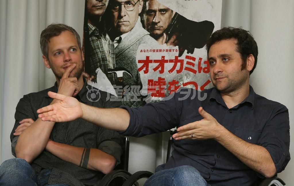 アハロン・ケシャレス監督（右）とナヴォット・パプシャド監督＝２０１４年１０月８日、東京都港区（小野淳一撮影）