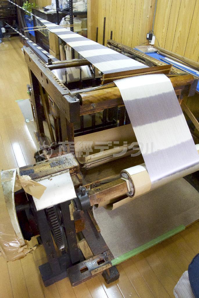 西陣の絣（かすり）加工に用いられる独特の道具「経巻台（たてまきだい）」＝２０１４年９月１３日（提供写真）