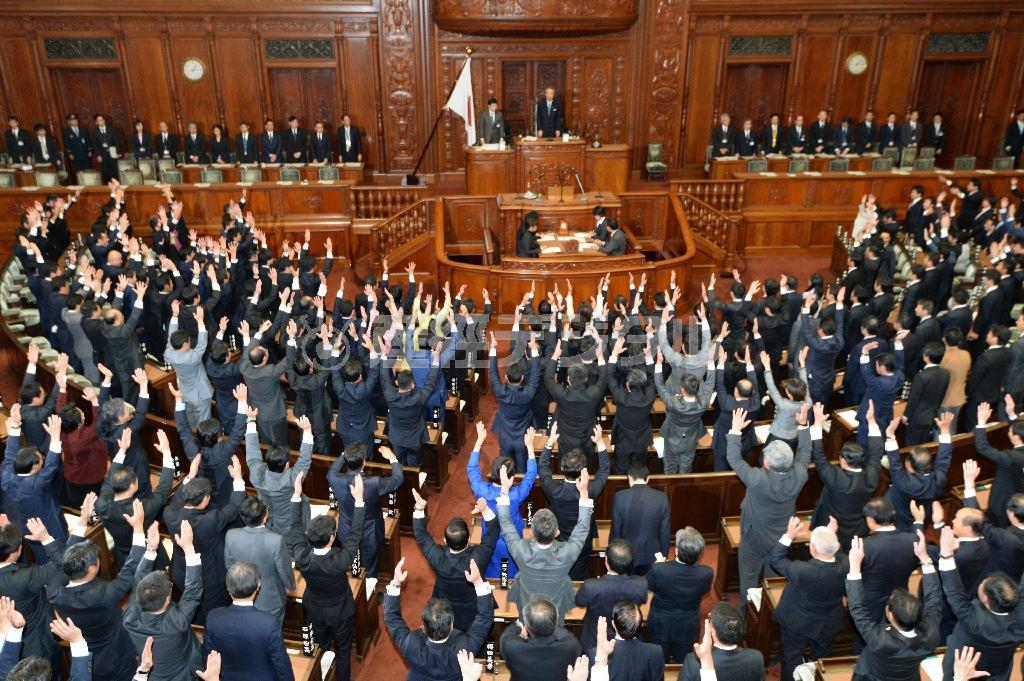 衆院が解散され、万歳する議員＝２１日午後、衆院本会議場