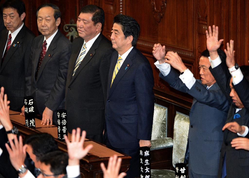 衆院が解散され、万歳する議員の中、安倍晋三首相（中央）は正面を見つめたままだった＝２１日午後、国会・衆院本会議場（酒巻俊介撮影）