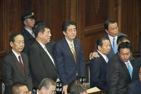 衆院本会議に臨む安倍首相（中央）ら自民党幹部＝２１日午後