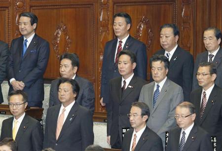 衆院が解散され、厳しい表情で起立する民主党の海江田代表（後列右から３人目）ら。後列左端は維新の党の江田共同代表＝２１日午後１時１４分、衆院本会議場