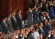 衆院が解散され、万歳する議員らと安倍晋三首相（中央左）＝２１日午後、国会・衆院本会議場（松本健吾撮影）