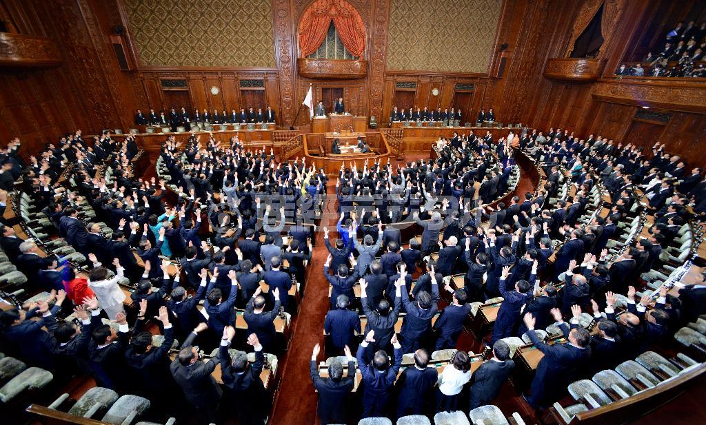 「解散詔書」の読み上げ後に、伊吹文明（ぶんめい）議長が「万歳はここでやってください」と促し、前代未聞の２回目の万歳が行われた＝２０１４年１１月２１日、国会・衆院本会議場（寺河内美奈撮影）