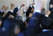 衆院を解散し、自民党の両院議員総会で拳を振りかざす安倍晋三（しんぞう）首相（中央）＝２０１４年１１月２１日午後、国会内（ロイター）
