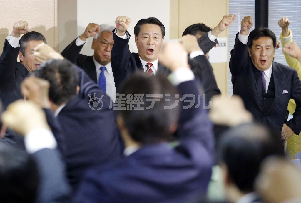 民主党の両院議員総会で気勢を上げる海江田万里（かいえだ・ばんり）代表（中央）、枝野幸男（ゆきお）幹事長（右）ら＝２０１４年１１月２１日午後、東京都千代田区永田町の党本部（共同）