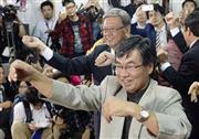 沖縄県知事選で当選を確実にし、米軍普天間飛行場の名護市移設反対でタッグを組む稲嶺進名護市長（手前）とカチャーシーを踊る翁長雄志（おなが・たけし）氏＝２０１４年１１月１６日、沖縄県那覇市（共同）