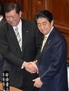 衆院が解散され、石破茂地方創生担当相（左）と握手を交わす安倍晋三首相＝２１日午後、衆院本会議場