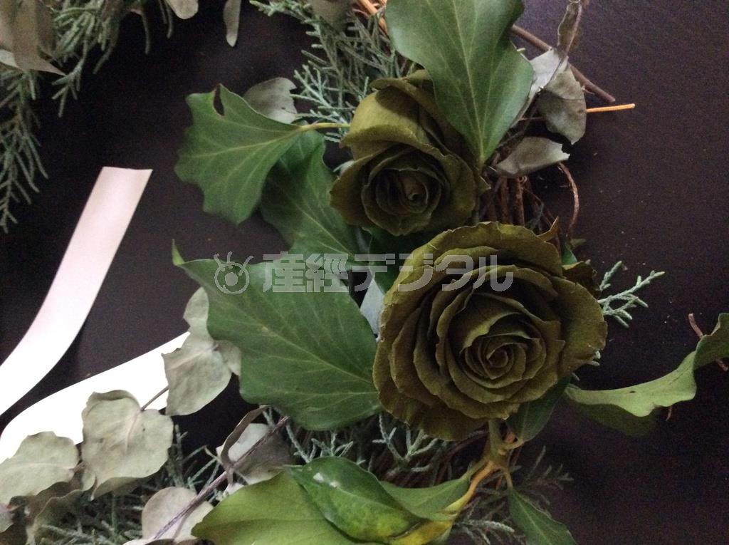 （手順３）爪楊枝を刺した姫リンゴ、ワイヤリングしたプリザーブの薔薇を全体のバランスを見てアクセントとして挿す（花千代さん提供）