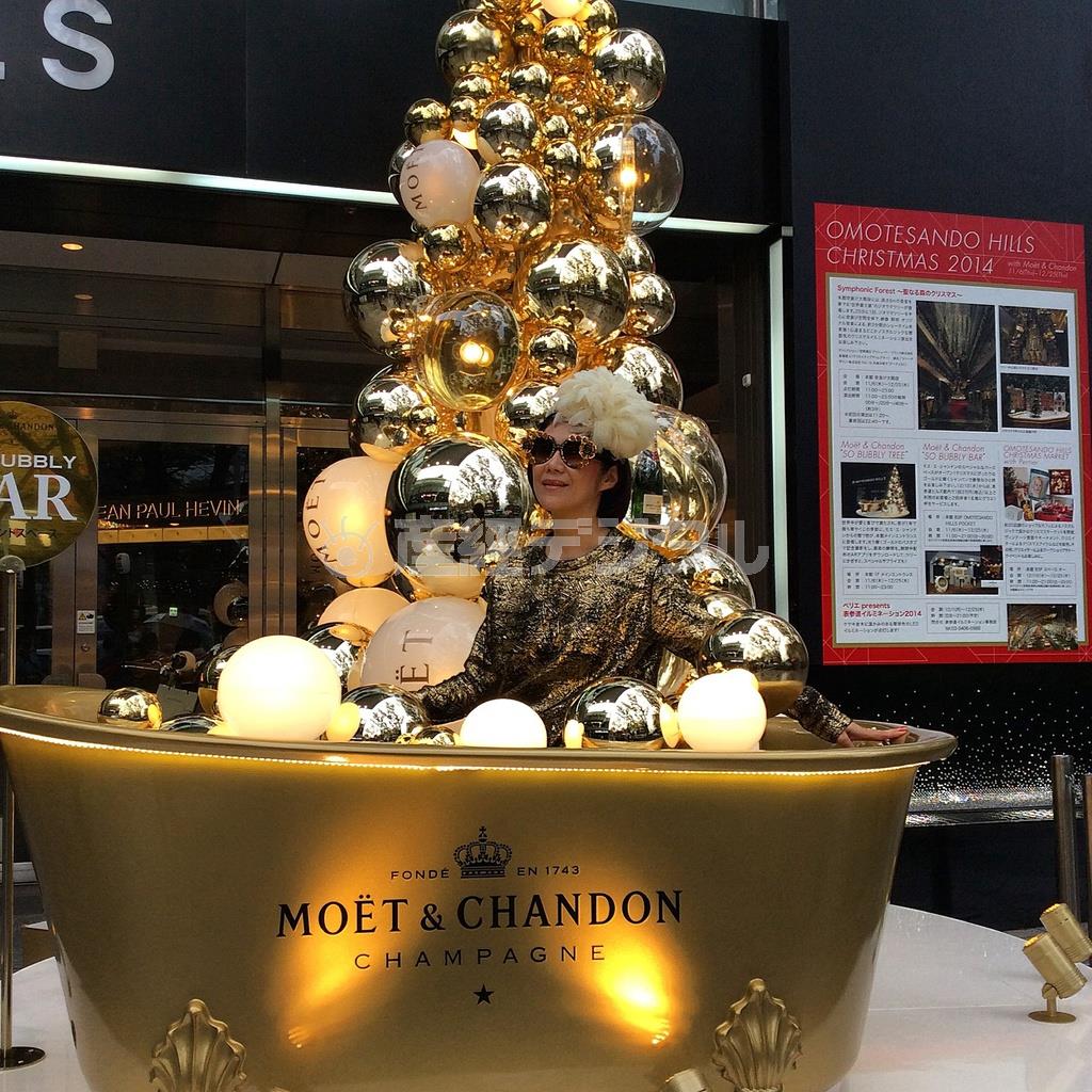 １１月６日、表参道ヒルズのクリスマス・イルミネーションの点灯式とともに、エントランスに出現したモエ・エ・シャンドンのバブルバス＝２０１４年、東京都渋谷区（花千代さん提供）