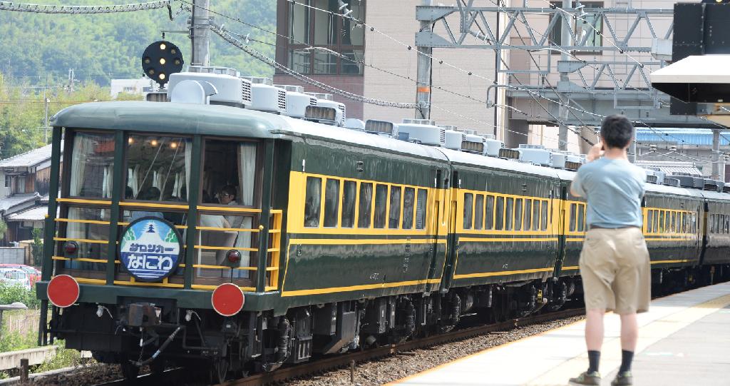 東海道本線を走る「サロンカーなにわ」＝大阪府島本町(奥清博撮影)
