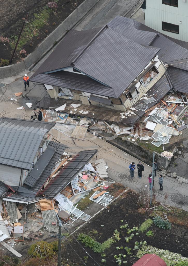 地震で倒壊した住宅＝２０１４年１１月２３日午前、長野県北安曇郡白馬村（本社ヘリから、山田哲司撮影）