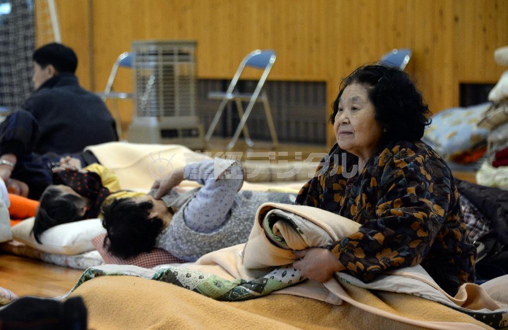 避難所となった中土観光交流センターで、心配そうな表情を浮かべる住民。余震におびえながら一夜を明かした疲れが出ていた＝２０１４年１１月２３日午後、長野県北安曇郡小谷村中土（川口良介撮影）