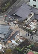 地震で倒壊した住宅＝２０１４年１１月２３日午前、長野県北安曇郡白馬村（本社ヘリから、山田哲司撮影）