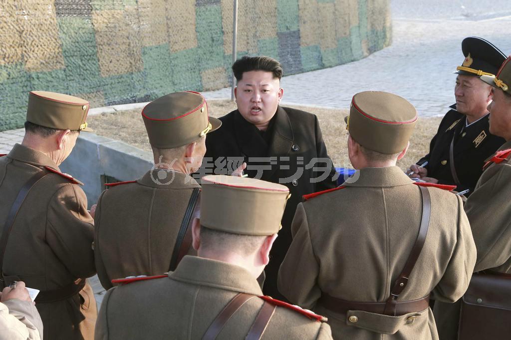 朝鮮人民軍第５７２部隊と６３０部隊の合同軍事訓練で号令する金正恩第１書記（中央）。朝鮮中央通信が２０１４年１１月２３日に配信した。北朝鮮は、タブーである金第１書記個人の責任追及に道を開く国連決議に猛反発した＝北朝鮮・首都平壌市（朝鮮中央通信提供・ロイター）