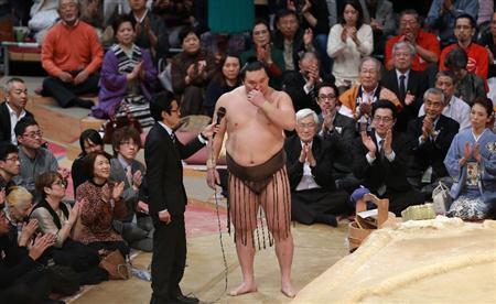 大相撲】「相撲の神様が認めてくれた」 白鵬、最多３２度目優勝 大鵬に 