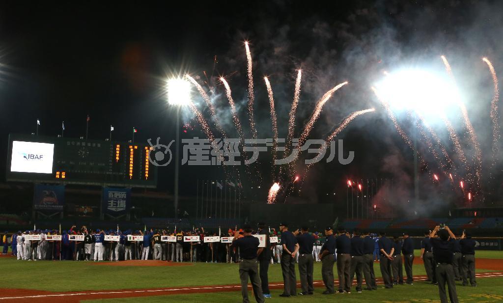 台湾のインターコンチネンタル球場で行われた野球のＵ２１ワールドカップの開会式。ニュージーランド代表も参加した＝２０１４年１１月７日、台湾・台中市北屯区（鳥越瑞絵撮影）