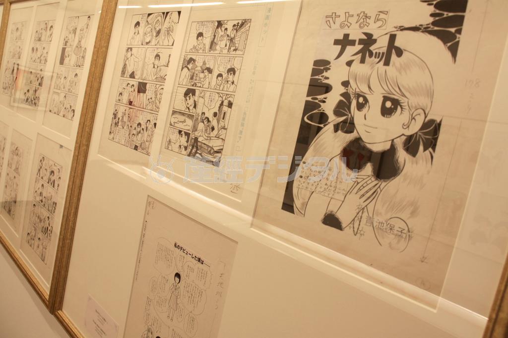 デビュー作「さよならナネット」の展示もある＝２０１４年１１月１４日、京都市中京区（提供写真）