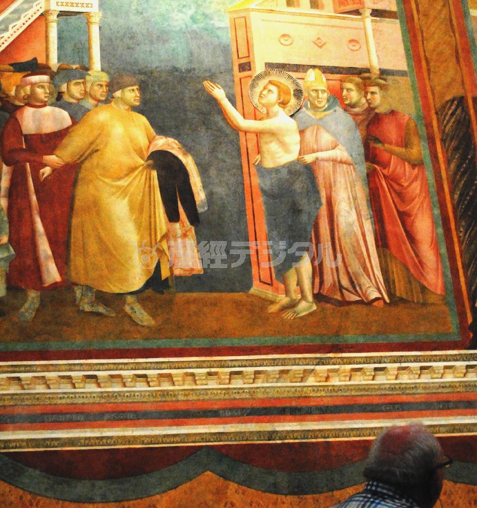 聖フランシスコの生涯を描いたフレスコ画の一枚。脱いだ着衣を父に返して、世俗世界からの別れを誓った場面＝２０１４年１０月１０日、イタリア・ウンブリア州アッシジ（宮下日出男撮影）