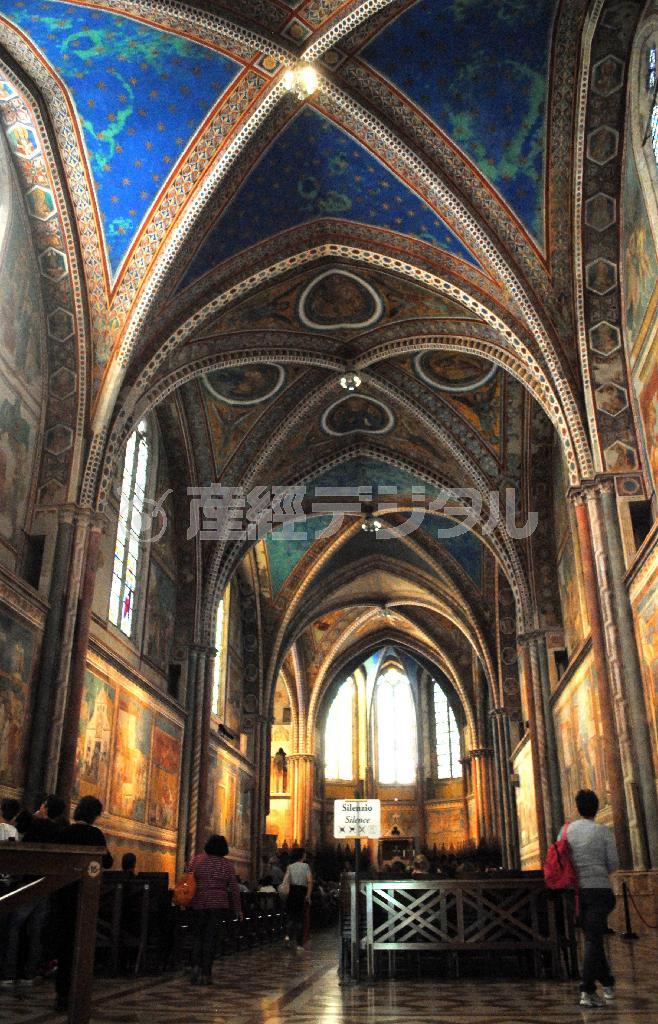 聖フランシスコの生涯を描いたフレスコ画２８枚がある聖フランシスコ大聖堂の上層階内＝２０１４年１０月１０日、イタリア・ウンブリア州アッシジ（宮下日出男撮影）