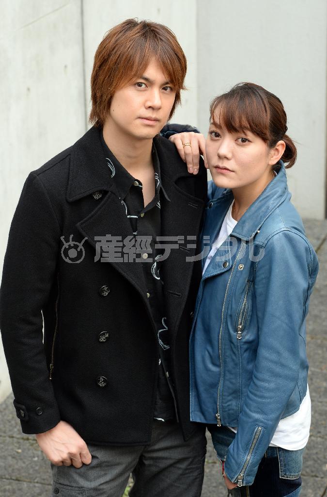 「杏（あん）ちゃんて芝居オタク」「浦井さんてガードが固い」と互いを評する浦井健治さん（左）と鈴木杏さん＝２０１４年１１月１７日、東京都渋谷区（寺河内美奈撮影）