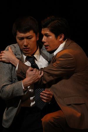 舞台「スリル・ミー」（栗山民也演出）の尾上松也さん（左）と柿澤勇人さん（渡部孝弘さん撮影、ホリプロ提供）