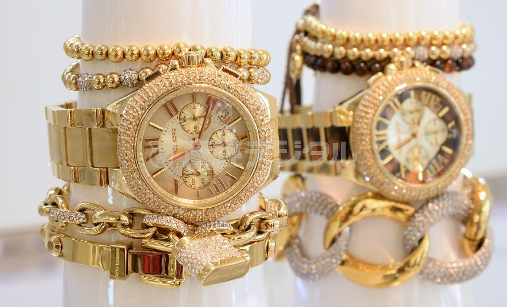 キラキラ感満載のアクセサリー。時計（左右３万８０００円）、チャームつきブレスレット（左下）はイエローゴールドにパヴェダイヤをあしらった豪華さ＝２０１４年１１月１４日、東京都港区（寺河内美奈撮影）