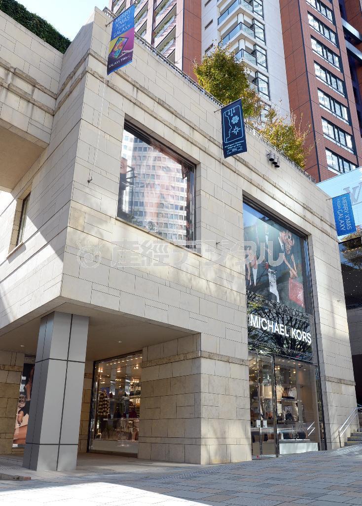 マイケル・コース六本木ヒルズ店は、夜はイルミネーションがきれいな六本木けやき坂通り沿いに面している＝２０１４年１１月１４日、東京都港区（寺河内美奈撮影）