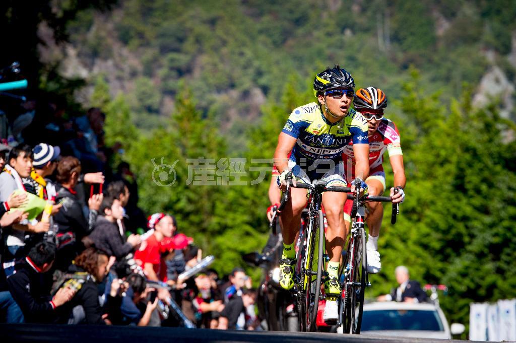 山本元喜（ビーニファンティーニ・ＮＩＰＰＯ）と阿部嵩之（宇都宮ブリッツェン）の日本人２選手が序盤から先行する＝２０１４年１０月１９日、栃木県宇都宮市（田中苑子さん撮影）