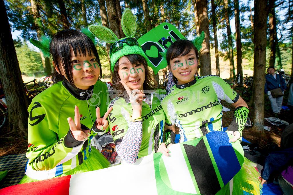 お気に入りのチームウエアに身を包んで応援するファン。かわいらしい女性ファンの多さも外国チームから支持される秘訣だ＝２０１４年１０月１９日、栃木県宇都宮市（田中苑子さん撮影）