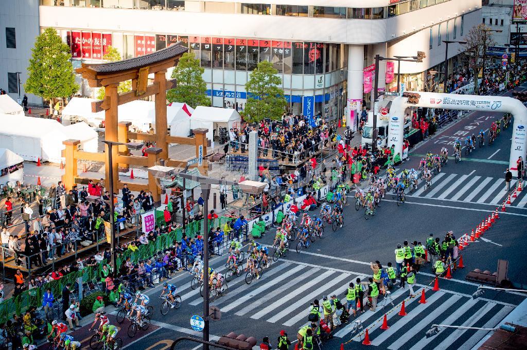 大会前日に宇都宮の市街地を舞台に開催される「ジャパンカップクリテリウム」。街を行き交う大勢の人たちが足を止めて、選手たちの迫力ある走りに見入る＝２０１４年１０月１９日、栃木県宇都宮市（田中苑子さん撮影）