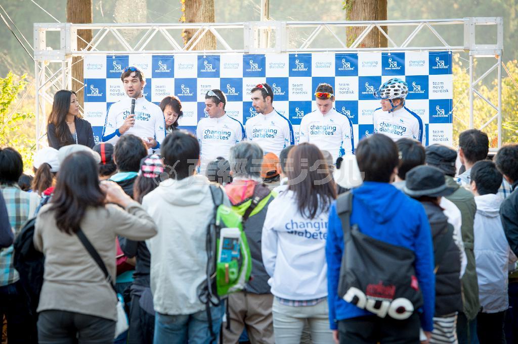 ジャパンカップに初参戦したアメリカ籍のチームノボノルディスク。全選手が１型糖尿病を患っており、病気を抱えながらも夢をもつことの大切さなどを日本のファンに伝えた＝２０１４年１０月１９日、栃木県宇都宮市（田中苑子さん撮影）