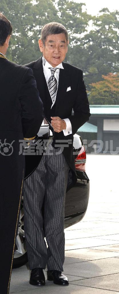 文化勲章親授式ため宮殿に入る高倉健（けん）さん＝２０１３年１１月３日、皇居（大橋純人撮影）