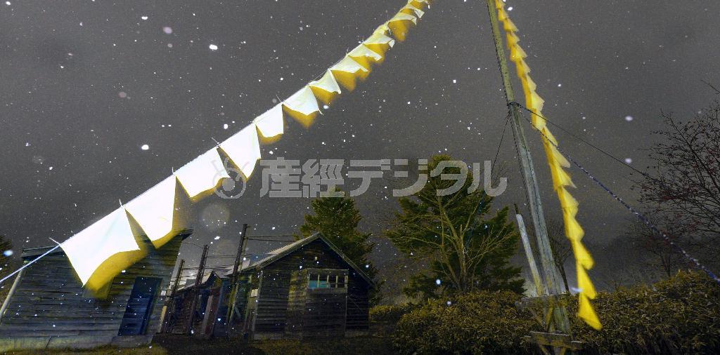 映画「幸福の黄色いハンカチ」のロケ地では、高倉健（けん）さん死去が伝えられた１１月１８日夜、降りしきる雪の中で黄色いハンカチが揺れていた＝２０１４年、北海道夕張市（３０秒露光、共同）