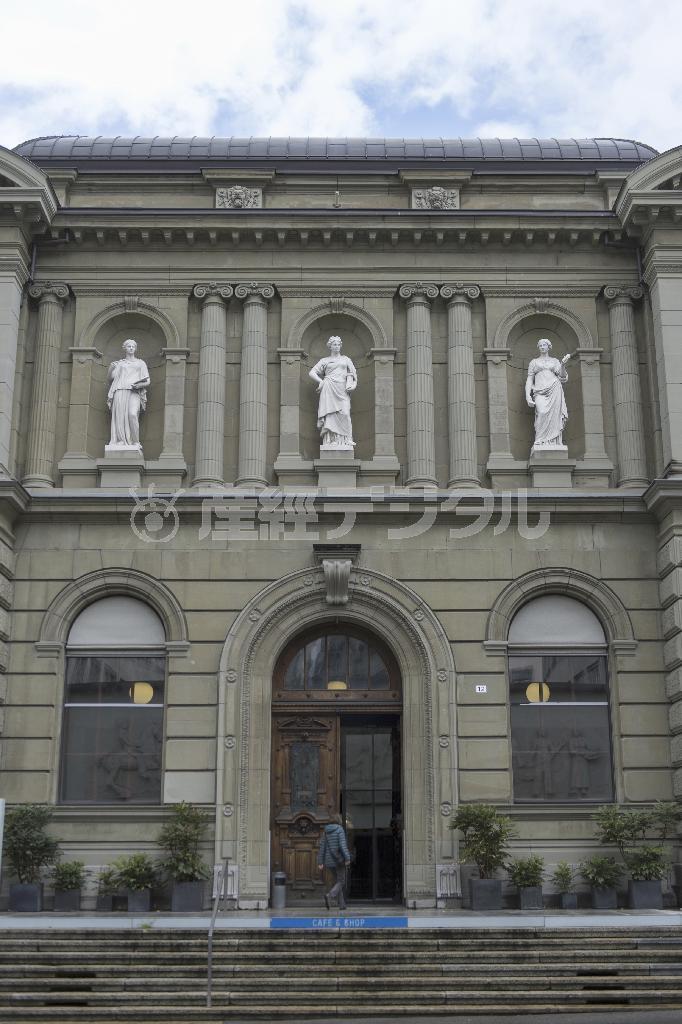 コーネリウス・グルリット氏からコレクションの遺贈を受けるベルン美術館＝２０１４年５月７日、スイス・首都ベルン（ＡＰ）