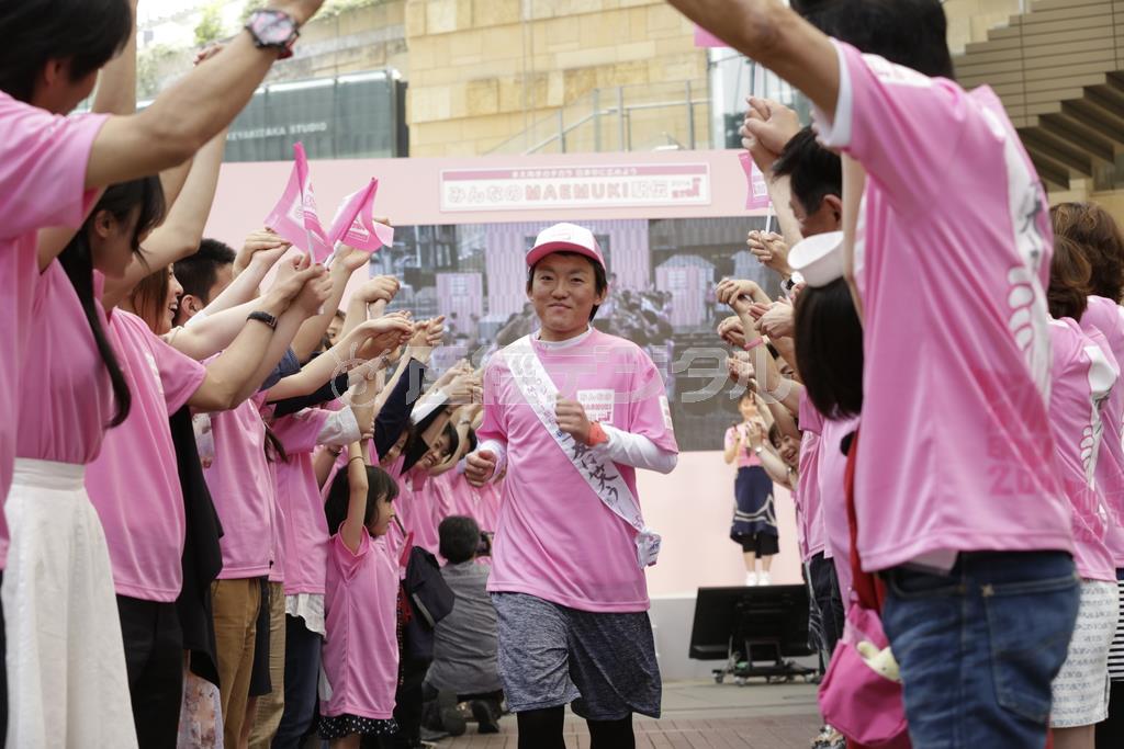 今年で３回目となる「アメリカンホーム・ダイレクト＿みんなのＭＡＥＭＵＫＩ駅伝２０１４」の模様＝２０１４年５月１４日（提供写真）