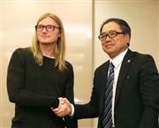 記者会見で握手するクラケンのジェシー・パウエルＣＥＯ（左）とマウントゴックス破産管財人の小林信明弁護士＝２６日、東京都千代田区