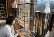 作業場でアロマオイルを抽出する竹原代表＝和歌山県古座川町