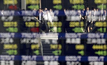 ２７日、日経平均株価は後場、下げ足を速めた。都内の証券会社の店頭（ＡＰ）