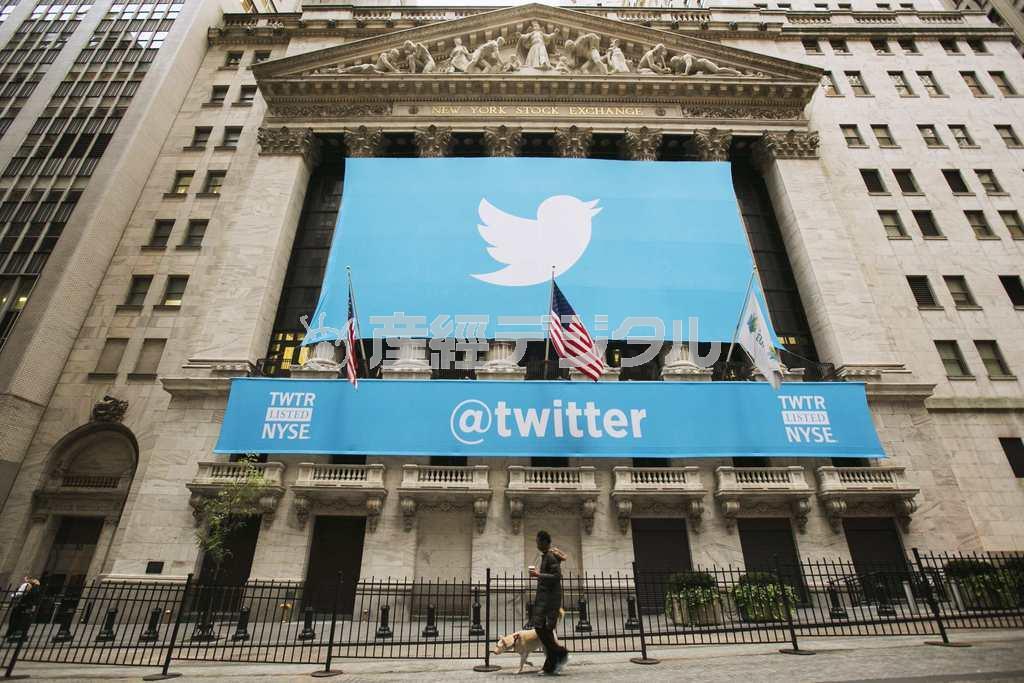 ニューヨーク証券取引所に掲げられたツイッターのシンボルマークの巨大な旗。最高幹部の一人が株価にも大きな影響を及ぼす企業秘密をツイッターでつぶやくという大失態をやらかした＝２０１４年１０月７日、米ニューヨーク（ロイター）