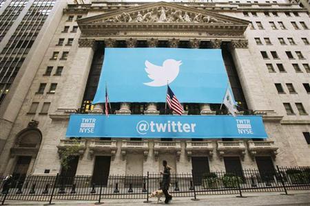 ニューヨーク証券取引所に掲げられたツイッターのシンボルマークの巨大な旗。最高幹部の一人が株価にも大きな影響を及ぼす企業秘密をツイッターでつぶやくという大失態をやらかした＝２０１４年１０月７日、米ニューヨーク（ロイター）