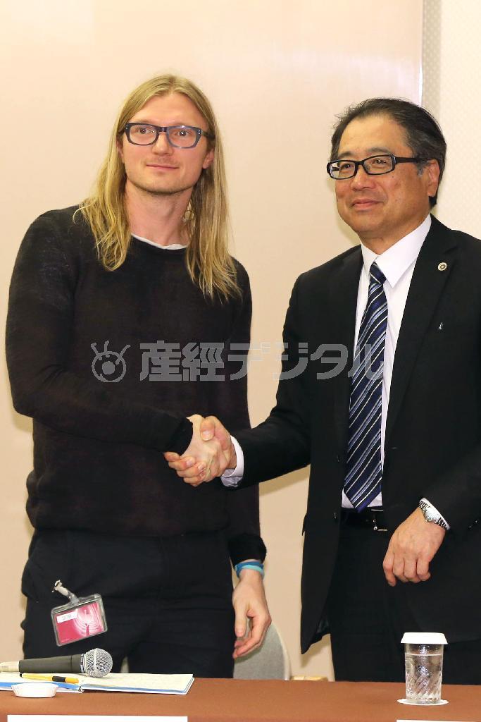 小林信明マウントゴックス破産管財人弁護士（右）と握手を交わす、米ペイワード社が運営する世界大手ビットコイン取引所クラケンのジェシー・パウエルＣＥＯ＝２０１４年１１月２６日午後、東京都千代田区（蔵賢斗撮影）