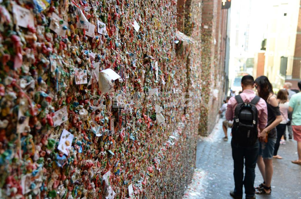 シアトル最大の観光名所、「パイク・プレイス・マーケット」にはガムがベタベタと貼り付けられた奇妙な壁がある＝２０１４年９月５日、米ワシントン州シアトル（鴨川一也撮影）